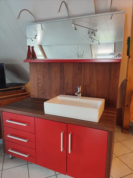Meuble en bois rouge pour salle de bain